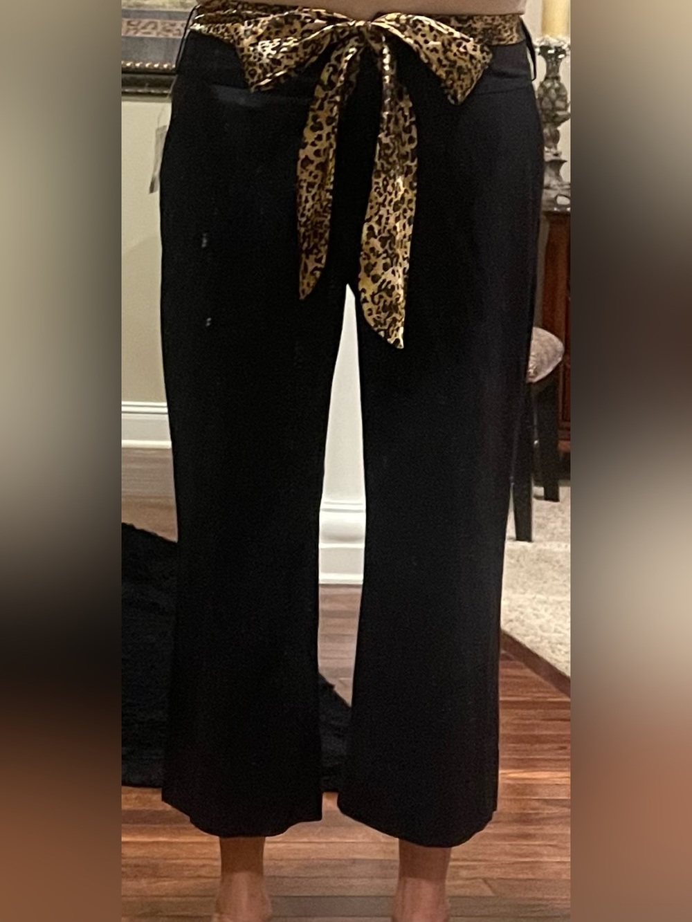 Black cropped pants with leopard bow